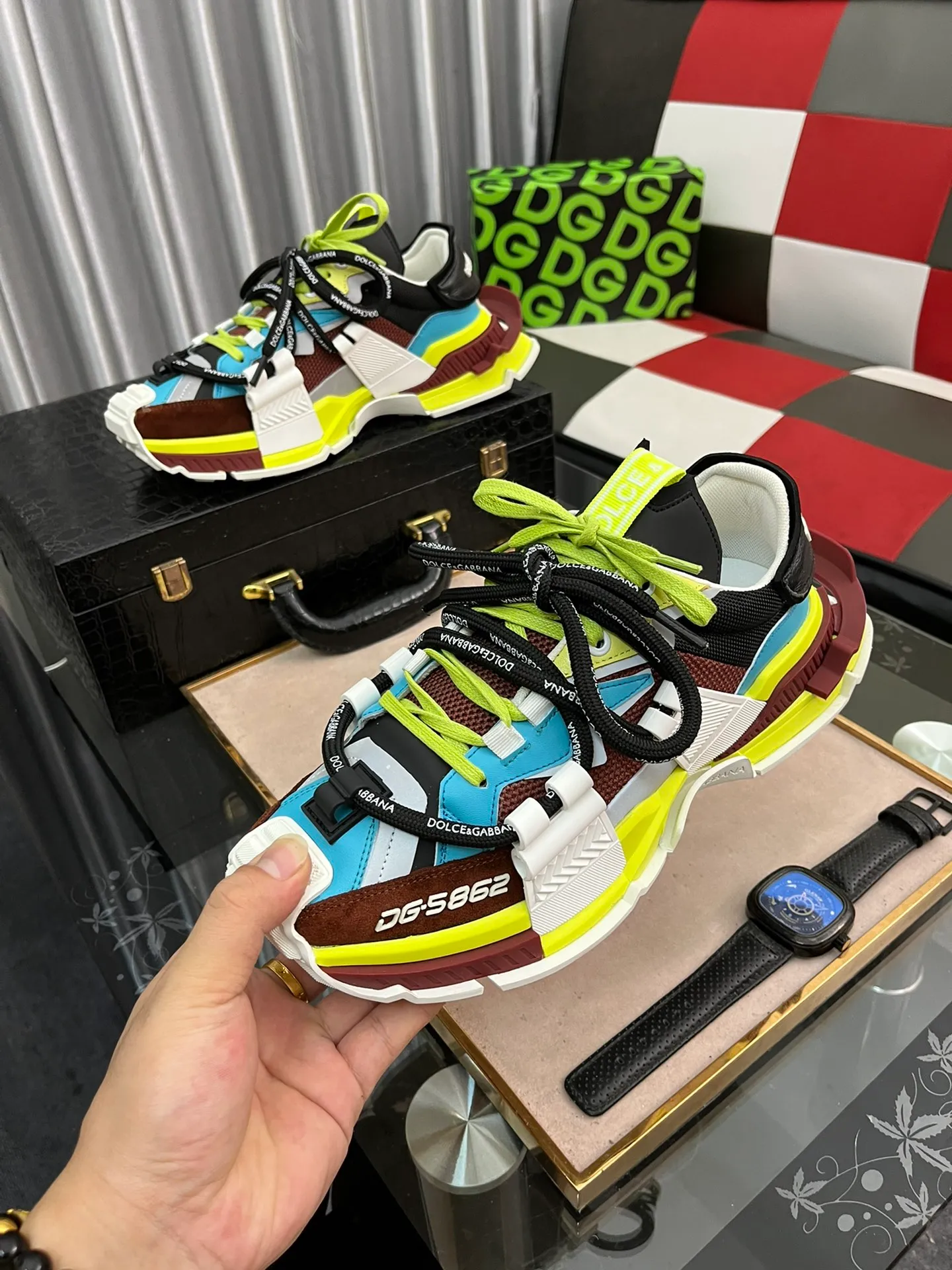 Ex-factory price 680⌚️⌚️Dolce&Gabbana Dolce & Gabbana space series D&G dad shoes, casual sports shoes for couples, original purchase, development and production. The DG TOGETHER series is designed with the new generation of young people, the source of inspiration from the brand DNA’s modern perspective, as the starting point for design. Brand new Space calfskin and suede leather sneakers, embellished with technical fabric details, 3M reflective leather splicing, integrating the iconic elements of the brand's two major series: the cool silhouette of the Daymaster series and the smart temperament of the NS1 series. Exquisitely packaged at the delivery counter🛍📦 ▪️ Fabric: Original customized cowhide + technical mesh ▪️ Lining: imported terry velvet ▪️ Sole: original molded multi-material combination ▪️ Bottom thickness: 5CM ▪️ Size: Women's 35-40 / Men's 38-46